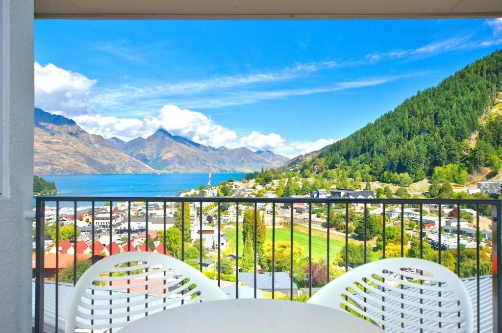 Panoramic Views! Luxurious Townhouse In The Absolute Centre Of Queenstown